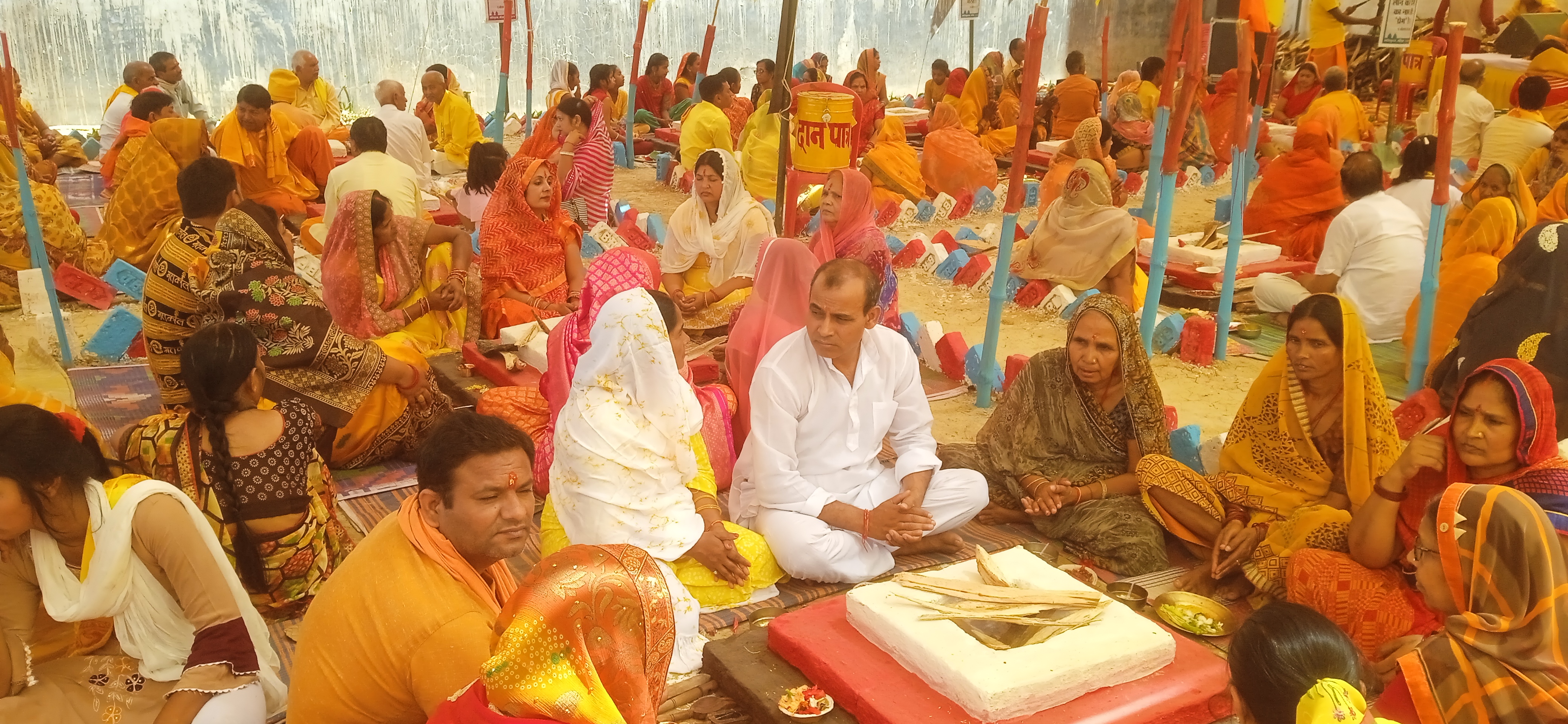सिद्धार्थनगर- अखिल विश्व गायत्री परिवार के तत्वाधान में गायत्री शक्तिपीठ पर आयोजित 24 कुंडीय गायत्री महायज्ञ के दूसरे दिन सुबह यज्ञ में गायत्री मंत्र के उच्चारण से हवन कुंड में आहुतियां डाली गई