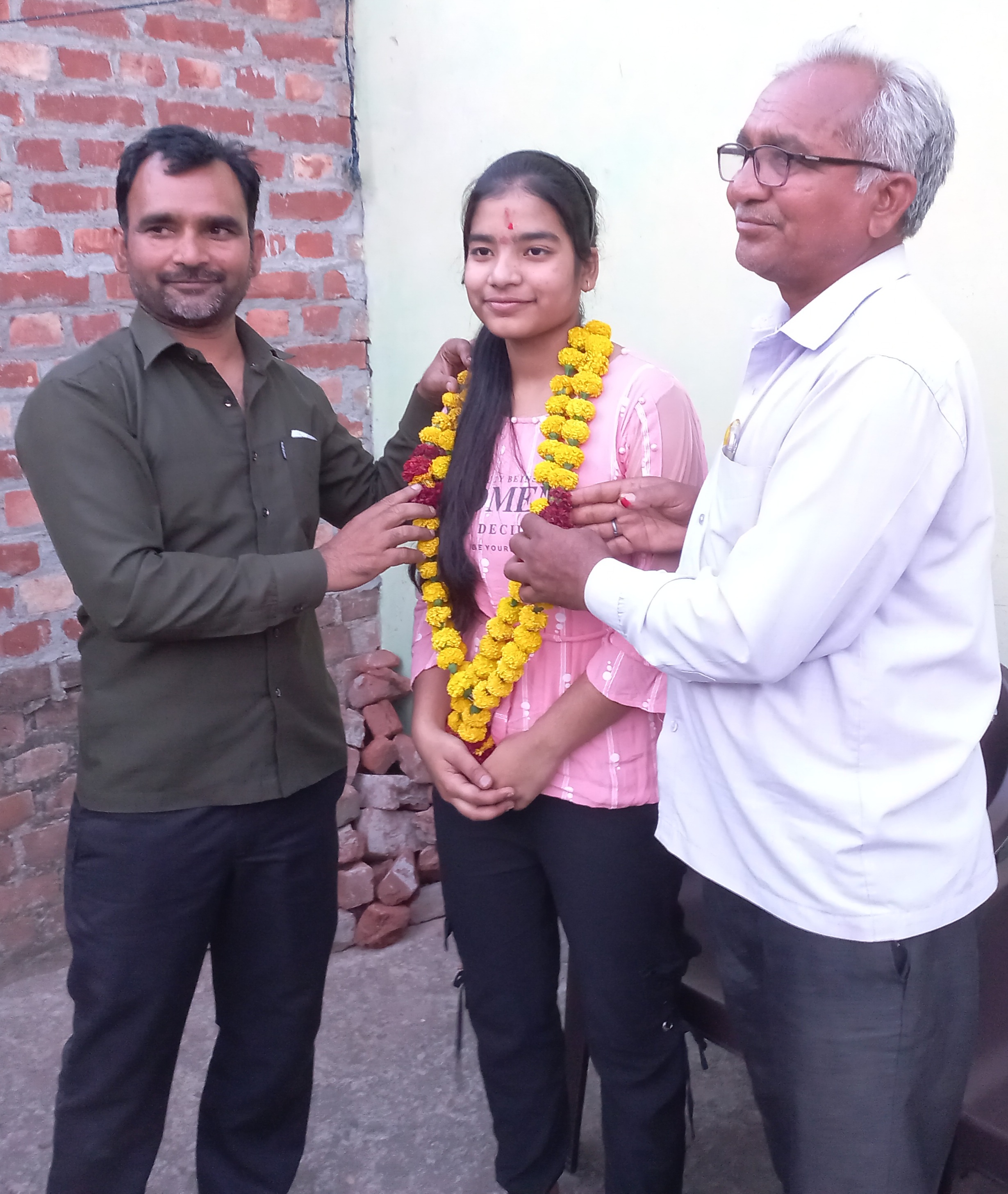 फर्रुखाबाद:- दुकानदार की बेटी ने अपनी लगन और परिश्रम से किया जिला टॉप ।