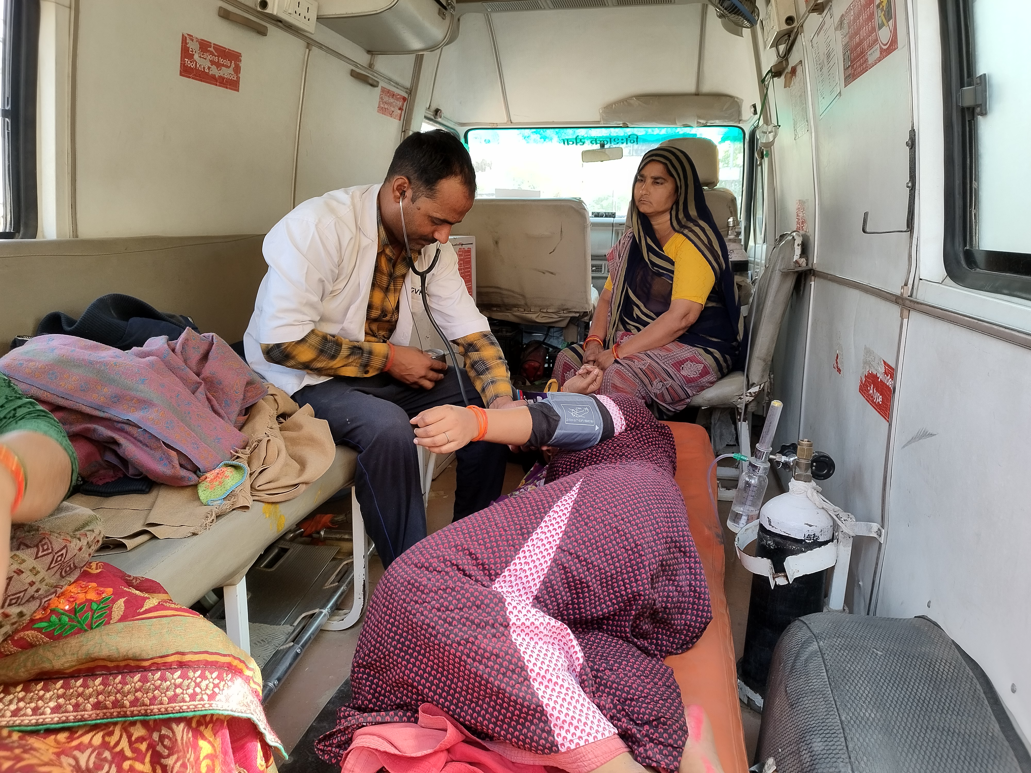 औरैया:108 सेवा के कॉल सेंटर पर उपस्थित डॉक्टर से सलाह लेकर ई एम टी ने किया महिला गर्भवती का इलाज