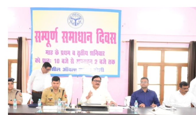 बरेली - आंवला संपूर्ण समस्या समाधान दिवस में डीएम व वरिष्ठ पुलिस अधीक्षक ने सुनी शिकायतें।