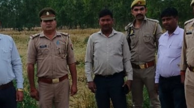 बरेली - सिरौली थाना क्षेत्र में अफीम तस्करों की लाखों की संपत्ति जप्त करती पुलिस व राजस्व टीम।