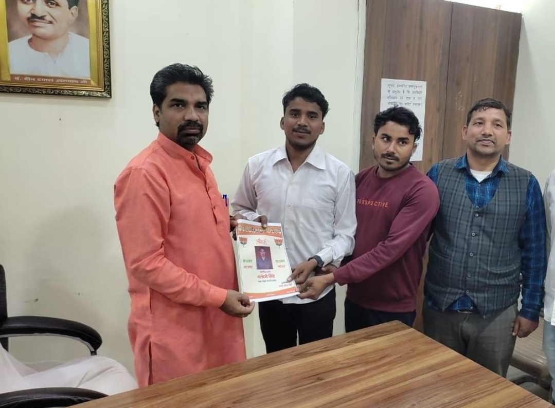 फर्रुखाबाद :पालिकाध्यक्ष के लिए कारगिल शहीद के बेटे सुधीर कुमार ने अपनी माँ के लिए मांगा भाजपा टिकट