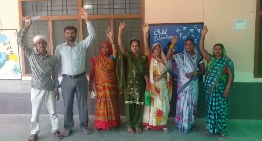 पीलीभीत : गरीब परिवार को अपात्र करने का दर्जनों महिलाओं ने प्रधान पर लगाया आरोप,एसडीएम से शिकायत।