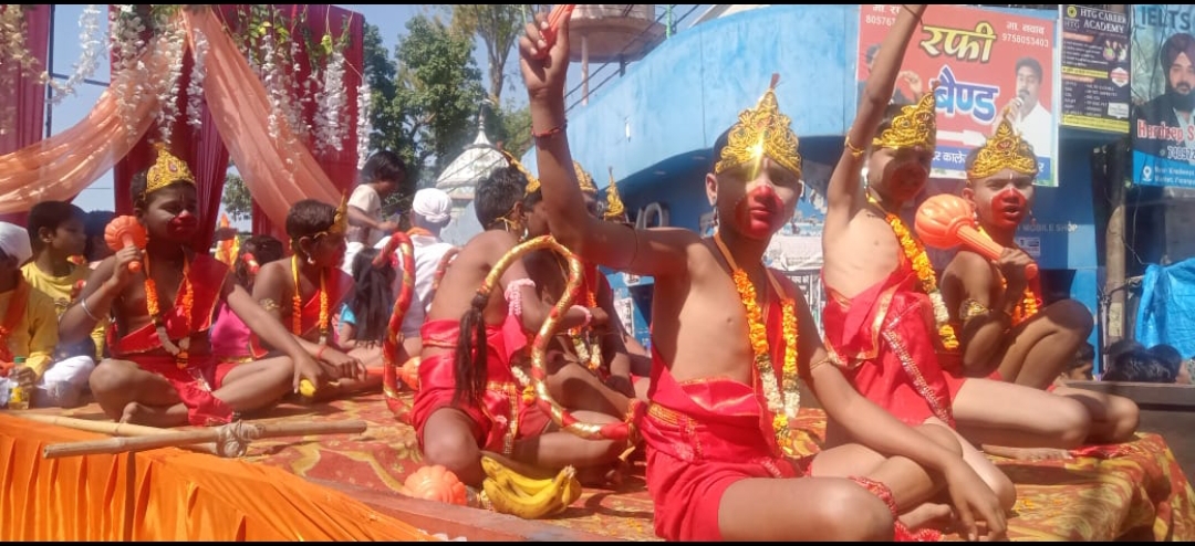 पीलीभीत : दिलावरपुर में धूमधाम के साथ निकाली गई शोभायात्रा