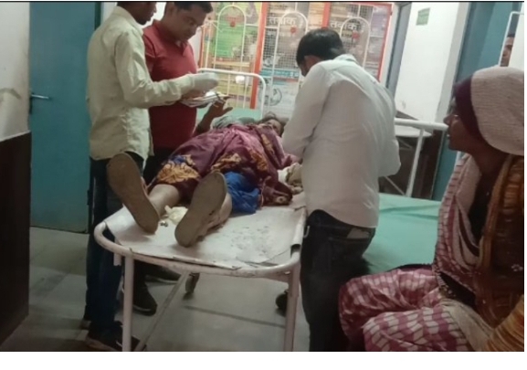बरेली - मनोना धाम से लौट रहे श्रद्धालुओं से भरा टेंपो अनियंत्रित होकर पलटा, दर्जनभर श्रद्धालु घायल।