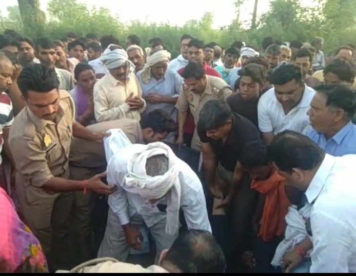 बरेली - झाड़ियों में संदिग्ध अवस्था में मिला युवक का शव मचा हड़कंप जांच में जुटी पुलिस।