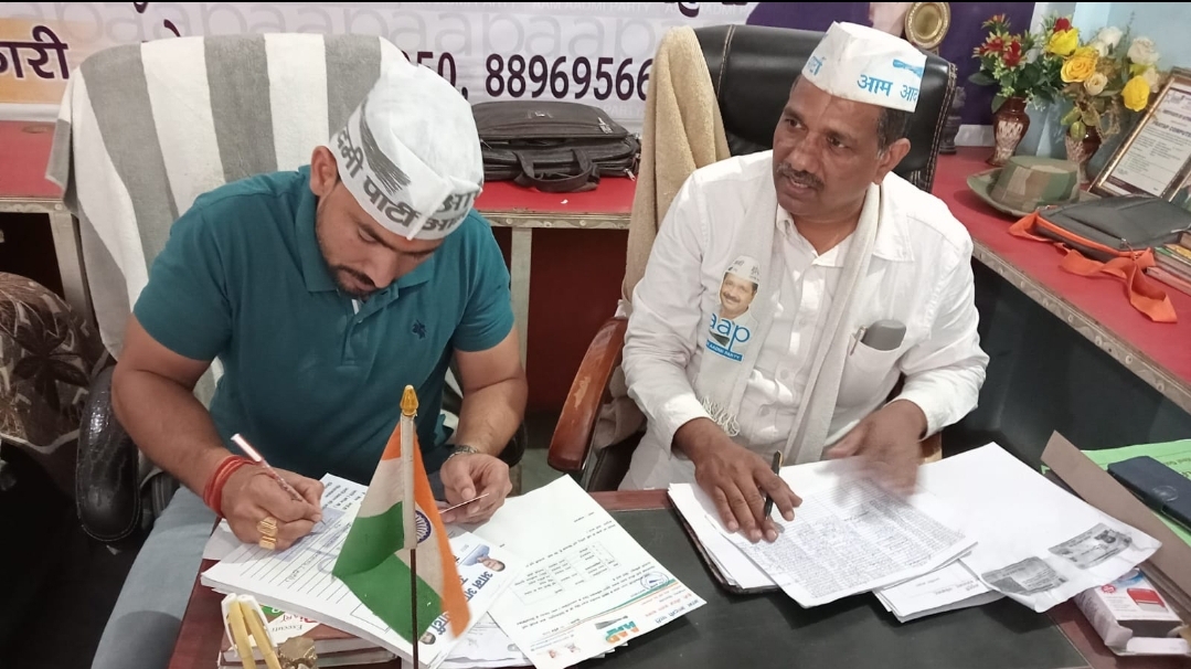 आम आदमी पार्टी की नगर पालिका ,नगर पंचायत के 4 प्रत्याशी घोषित फर्रुखाबाद प्रभारी और जिलाध्यक्ष ने प्रत्याशियों को दी हरी झंडी