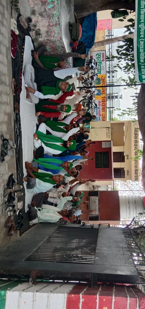 पीलीभीत : भारतीय किसान यूनियन अराजनैतिक का किसानों की ज्वलंत समस्याओ को लेकर अनिश्चितकालीन धरना-प्रदर्शन किया