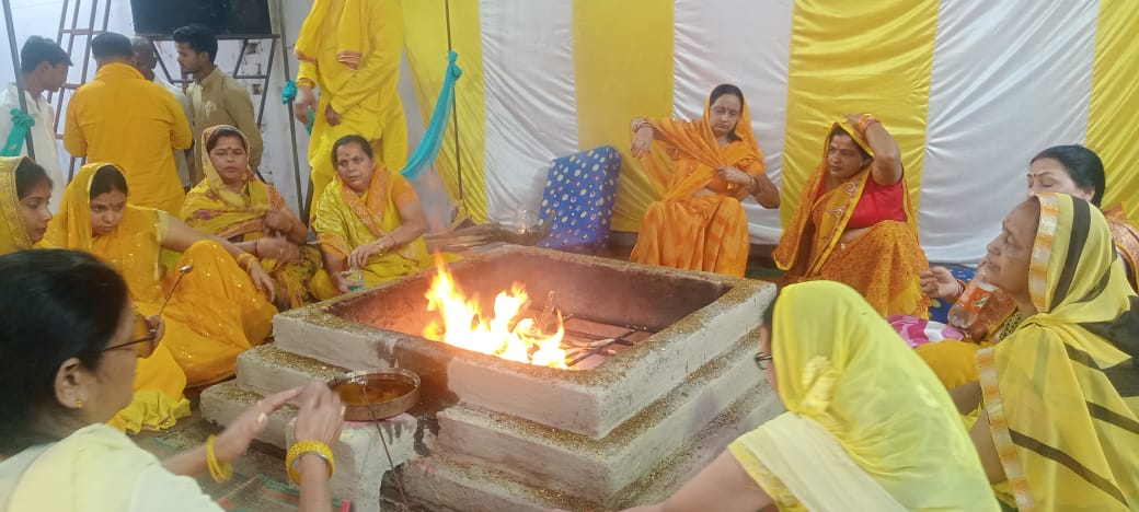 पीलीभीत :सात दिवसीय चल रहे अथर्ववेद परायण महायज्ञ के तीसरे दिन दर्जनों भक्तों ने पहुंचकर हवन में आहुतियां दी