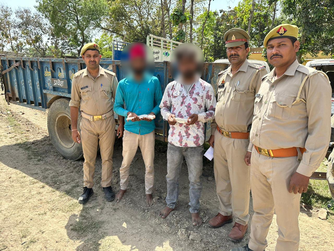 पीलीभीत :थाना न्यूरिया पुलिस द्वारा 02 अभियुक्तों को चोरी की गयी ट्रॉली व अवैध शस्त्रों सहित गिरफ्तार किया गया।