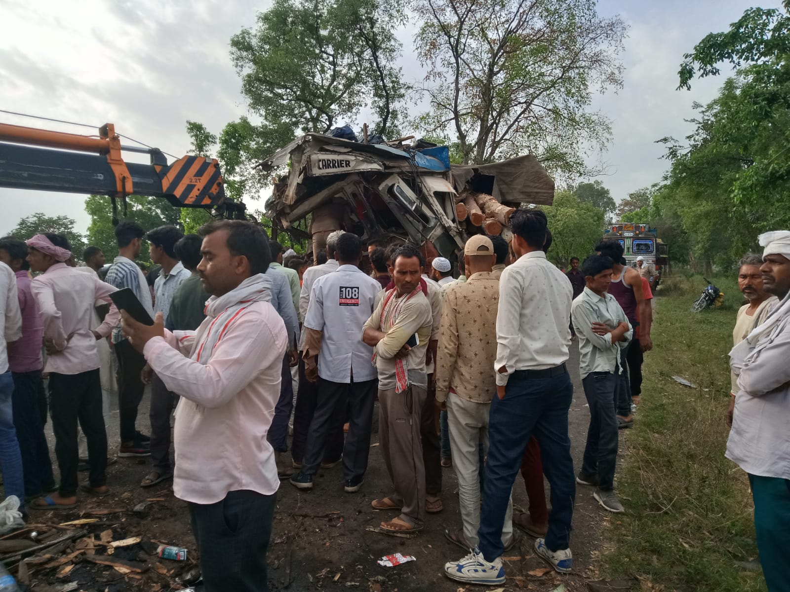 बदायूं : आमने-सामने के दो ट्रकों में भिड़ंत एक की मौत 3 घायल