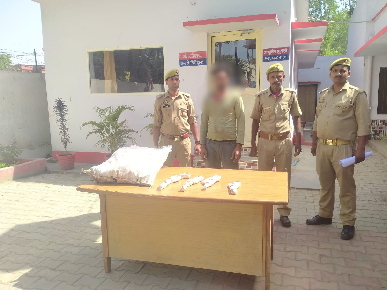 पीलीभीत:थाना पूरनपुर पुलिस द्वारा अभियुक्त को 04 निर्मित व 08 अर्धनिर्मित तमंचे तथा तमंचे बनाने के उपकरणों सहित किया गिरफ्तार।