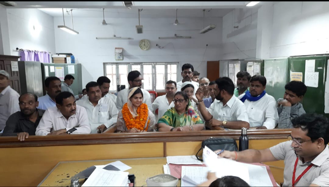फर्रुखाबाद: समाजवादी पार्टी से एकता सिंह ने किया नगर पालिका अध्यक्ष पद के लिए नामांकन