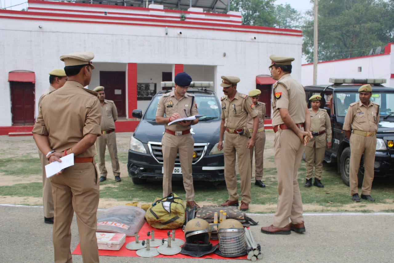 पीलीभीत :पुलिस अधीक्षक द्वारा सभी पुलिसकर्मियों को करायी गई शुक्रवार की परेड।