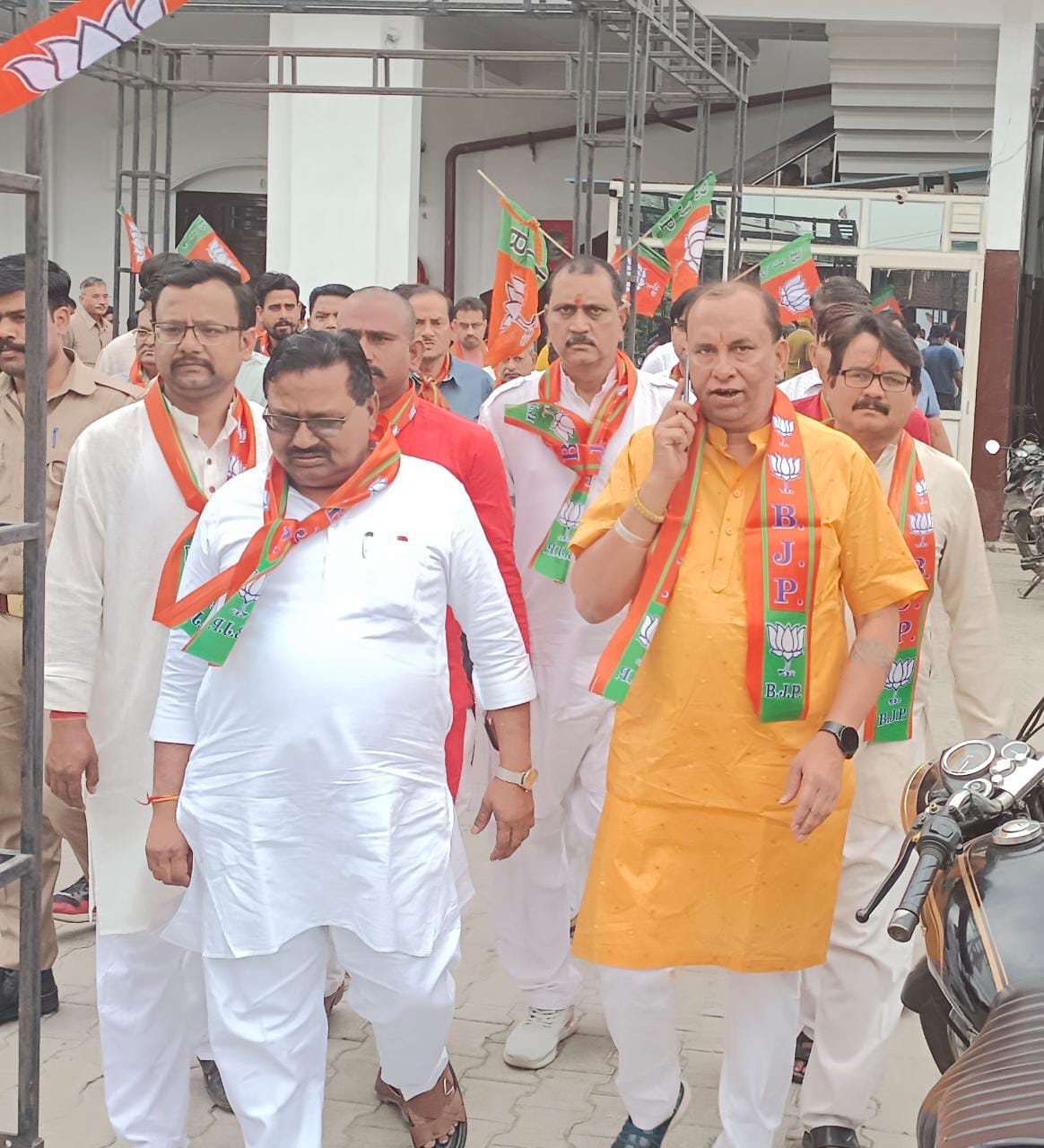 पीलीभीत: भाजपा विधायक बाबूराम पासवान व ब्लॉक प्रमुख प्रतिनिधि आशुतोष दीक्षित ने शैलेंद्र गुप्ता के साथ जनसंपर्क कर वोट मांगे