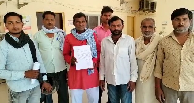 बांदा जिलाधिकारी कार्यालय पहुंचे ग्रामीणों ने जिलाधिकारी को लिखित शिकायत पत्र देकर लगाई न्याय की गुहार
