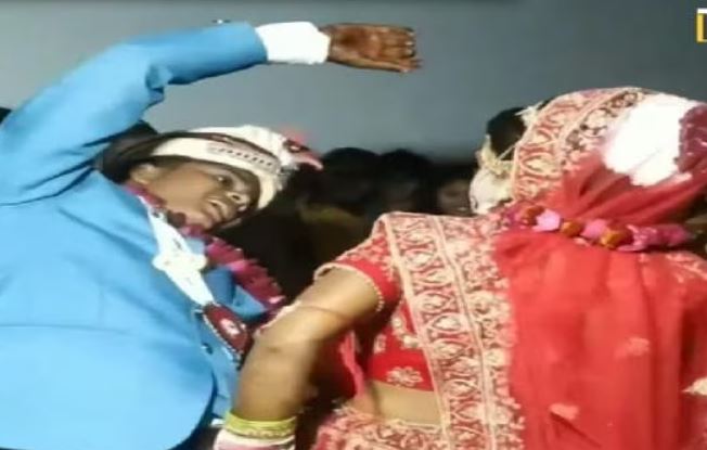 'स्प्लेंडर की जगह मिल गई पल्सर बाइक', दूल्हे के ठुमके देख लोग बोले- मिल गए 36 के 36 गुण