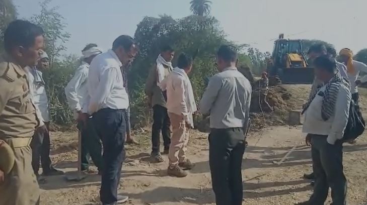 बांदा:राजस्व विभाग की टीम ने सरस्वाह ग्राम पंचायत के गढ़ी चांदपुर में बनने वाले अमृत सरोवर तालाब की नाप कराई