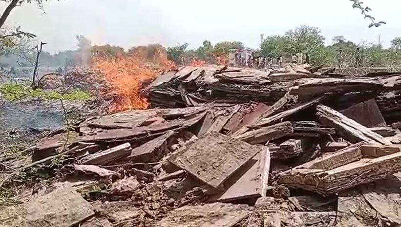 बाँदा:अज्ञात कारणों के चलते एक सटरिंग स्टोर में लगी आग