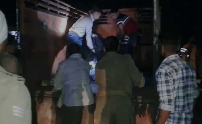 शाहजहांपुर:बाइक सवार को अज्ञात वाहन ने मारी टक्कर एक की मौके पर मौत दूसरा गंभीर घायल जिला अस्पताल रेफर