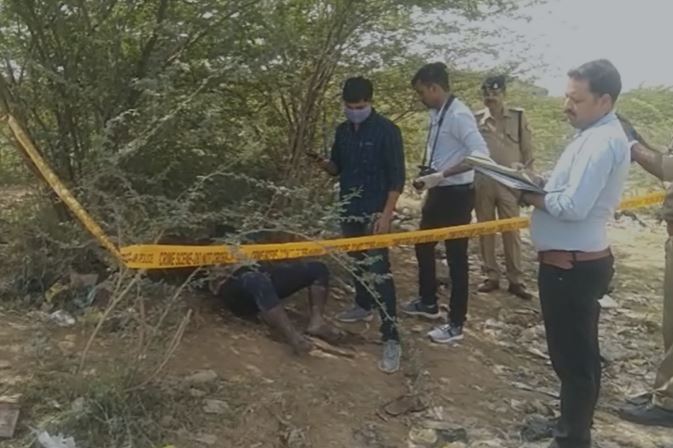 बांदा -शहर कोतवाली अंतर्गत मवई बाईपास चौराहे के पास जंगल में एक अज्ञात व्यक्ति का शव  मिला