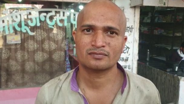 बांदा- टिकट कटने से नाराज भाजपा कार्यकर्ता ने करवाया मुंडन