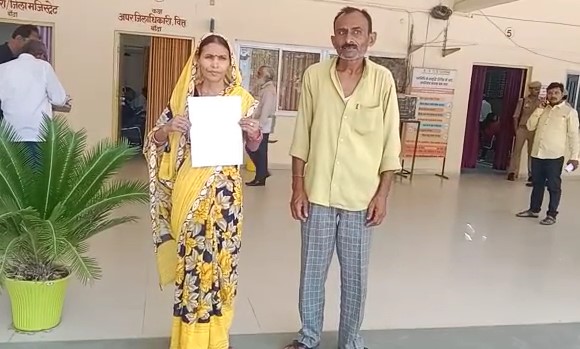 बांदा - जिलाधिकारी कार्यालय पहुंचे पीड़ित दंपति ने लगाई जिलाधिकारी से न्याय की गुहार