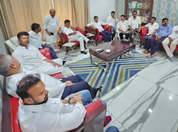 CM से कम कुछ भी मंजूर नहीं, पार्टी की पसंद सिद्धारमैया : डीके ने खड़गे से कहा