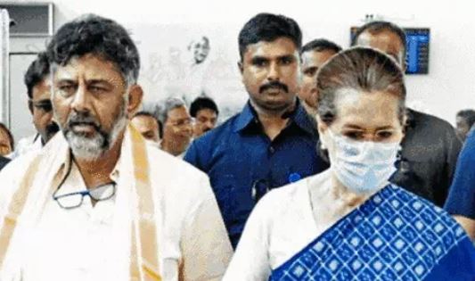 आखिरकार सोनिया गांधी के हस्तक्षेप के बाद कर्नाटक सीएम पद के लिए अड़े डीके शिवकुमार मान गए, सिद्धारमैया कर्नाटक के CM और डीके डिप्टी CM होंगे