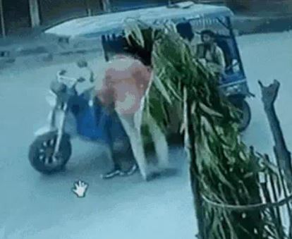 7 घंटे तड़पने के बाद ई-रिक्शा में बैठा युवक बेसुध हुआ तो ड्राइवर ने फेंका, गोंडा का रहने वाला था युवक