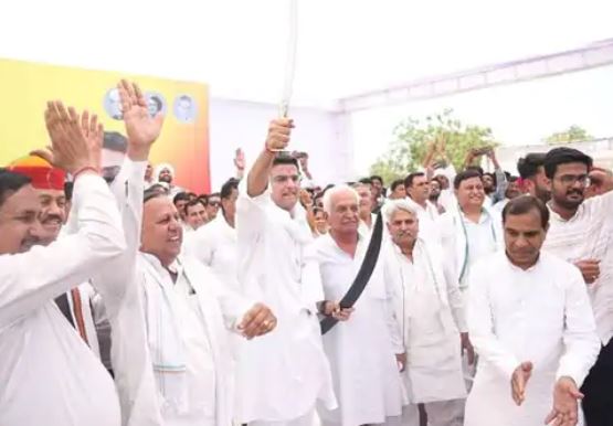 दिल्ली में राहुल गांधी के साथ मीटिंग के बाद गहलोत-पायलट में सुलह, पढ़िए खबर