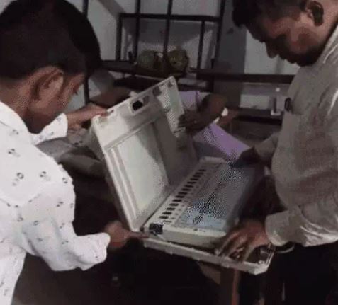 प्रयागराज ; जिला निर्वाचन अधिकारी श्री संजय कुमार खत्री ने नगरीय निकाय सामान्य निर्वाचन-2023 के दृष्टिगत मुण्डेरा मण्डी में चुनाव के बाद ईवीएम मशीनों को जमा करने के लिये बनाए गए रिसीविंग काउन्टर व स्ट्रांगरूम का किया निरीक्षण, दिए आवश्यक दिशा निर्देश दिये I
