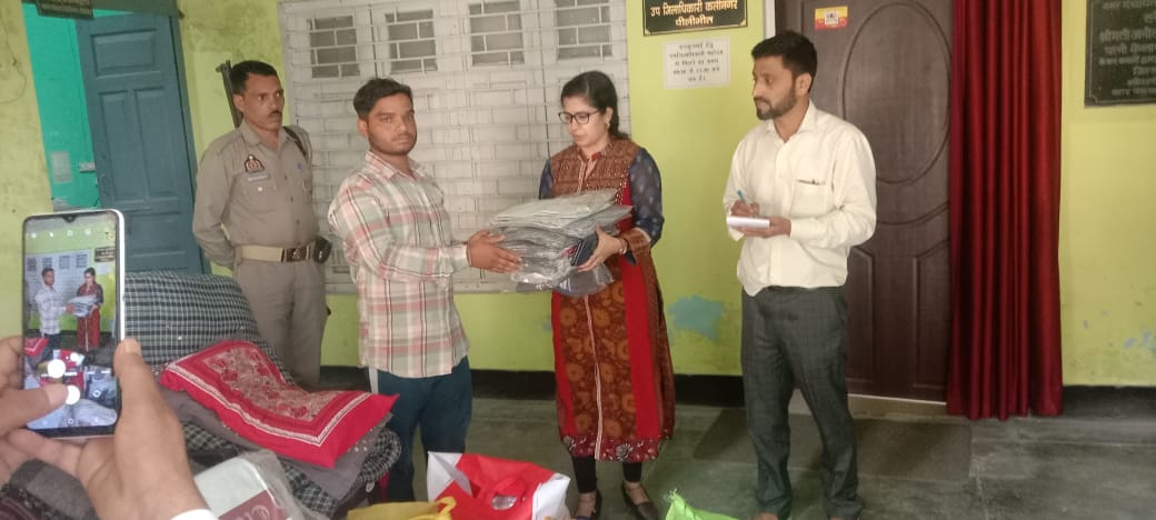पीलीभीत : अग्नि पीड़ित परिवार के सदस्यों को एसडीएम ने उपलब्ध कराई सहायता सामग्री।