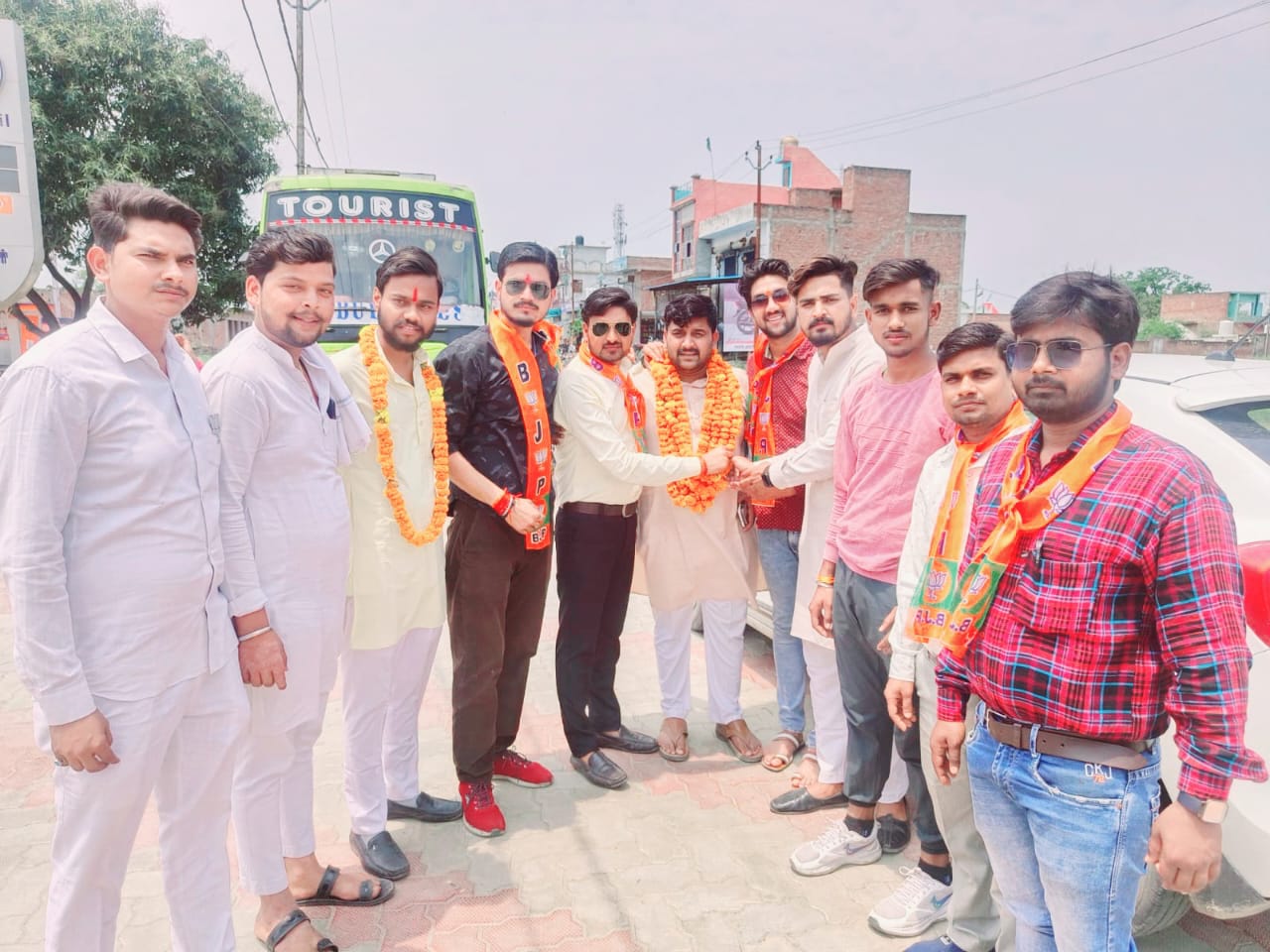 बरेली - नगर पंचायत सिरौली में भाजपा प्रत्याशी निशा शर्मा के प्रचार प्रसार में पहुंचे युवा मोर्चा के क्षेत्रीय महामंत्री लक्ष्मीकांत अवस्थी का कार्यकर्ताओं ने किया जोरदार स्वागत।