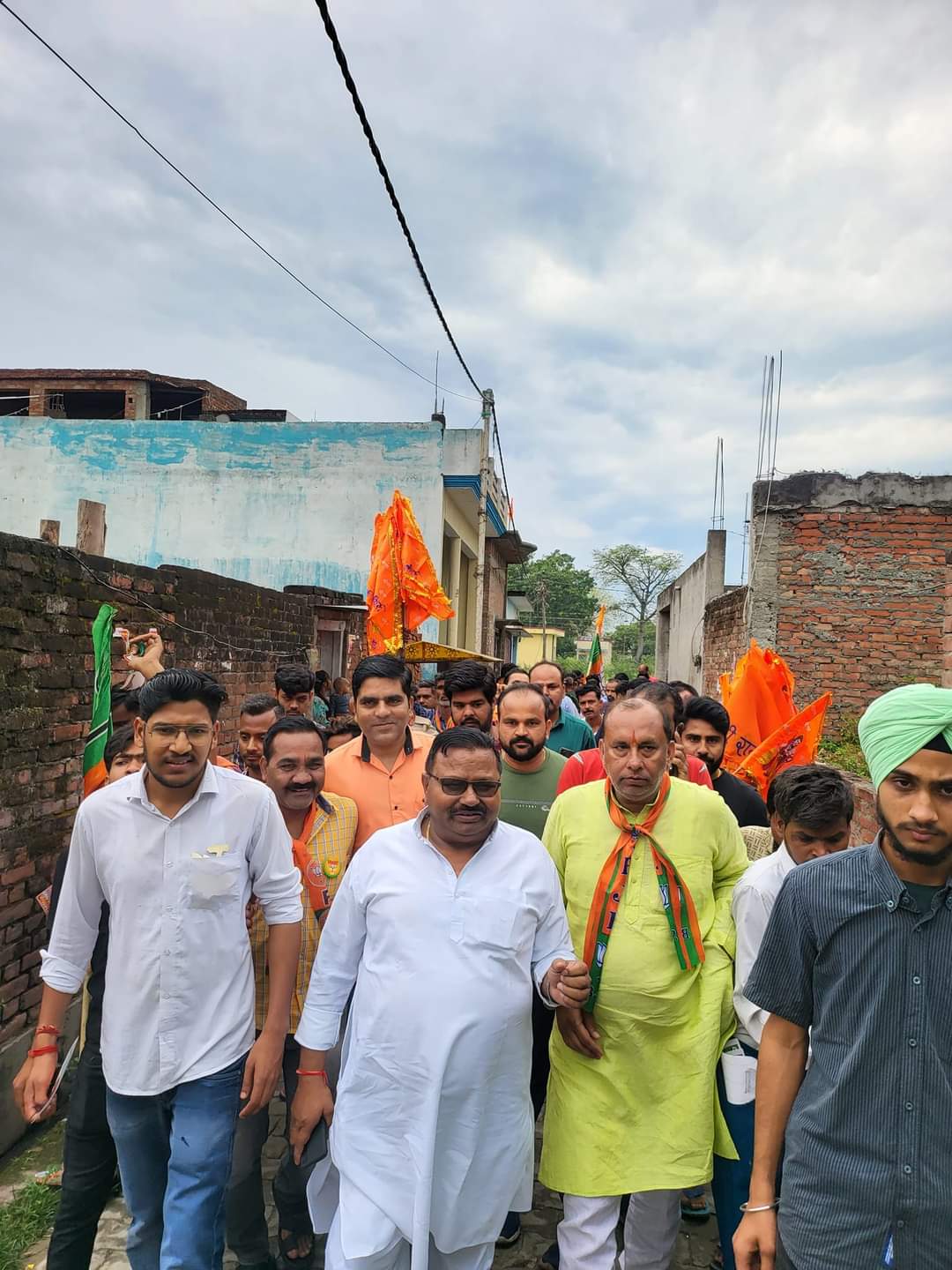 पीलीभीत :विधायक बाबूराम पासवान का धुआंधार जनसंपर्क, भाजपा प्रत्याशी शैलेंद्र गुप्ता को वोट दिलाने का किया आव्हान