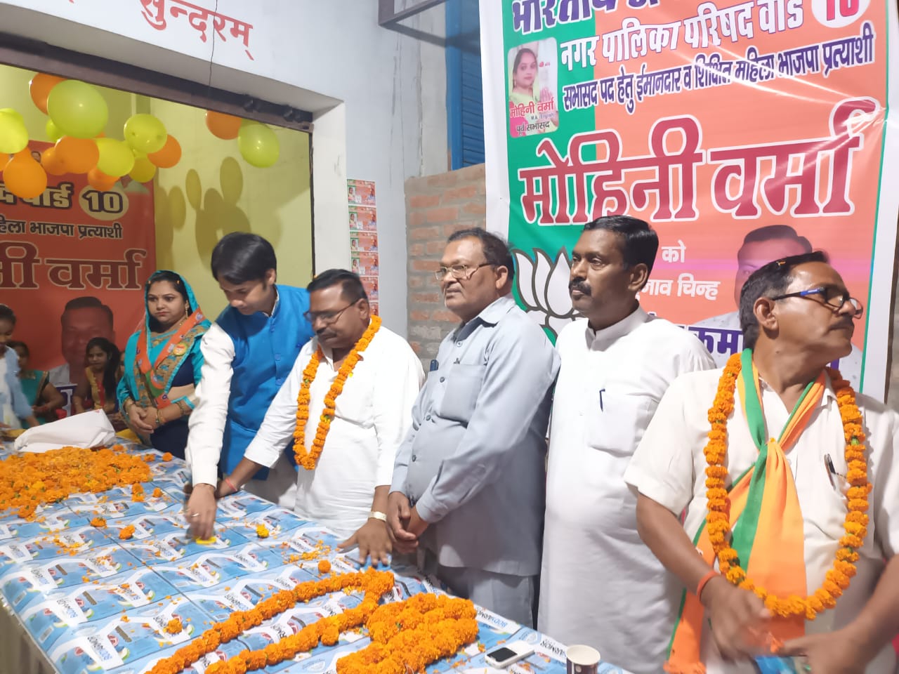 पीलीभीत : भाजपा विधायक बाबूराम पासवान ने फीता काटकर कार्यालय का किया उद्घाटन