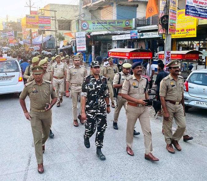 पीलीभीत :अपर पुलिस अधीक्षक ने थाना सुनगढ़ी/कोतवाली क्षेत्र में फ्लैगमार्च कर सुरक्षा व्यवस्था का जायजा लिया गया।