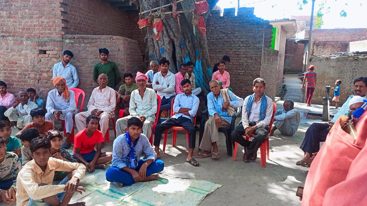 बरेली - नगर पंचायत सिरौलीे में बसपा प्रत्याशी ने बड़ी ही दमदारी के साथ डोर टू डोर जाकर जनता से मांगे वोट।