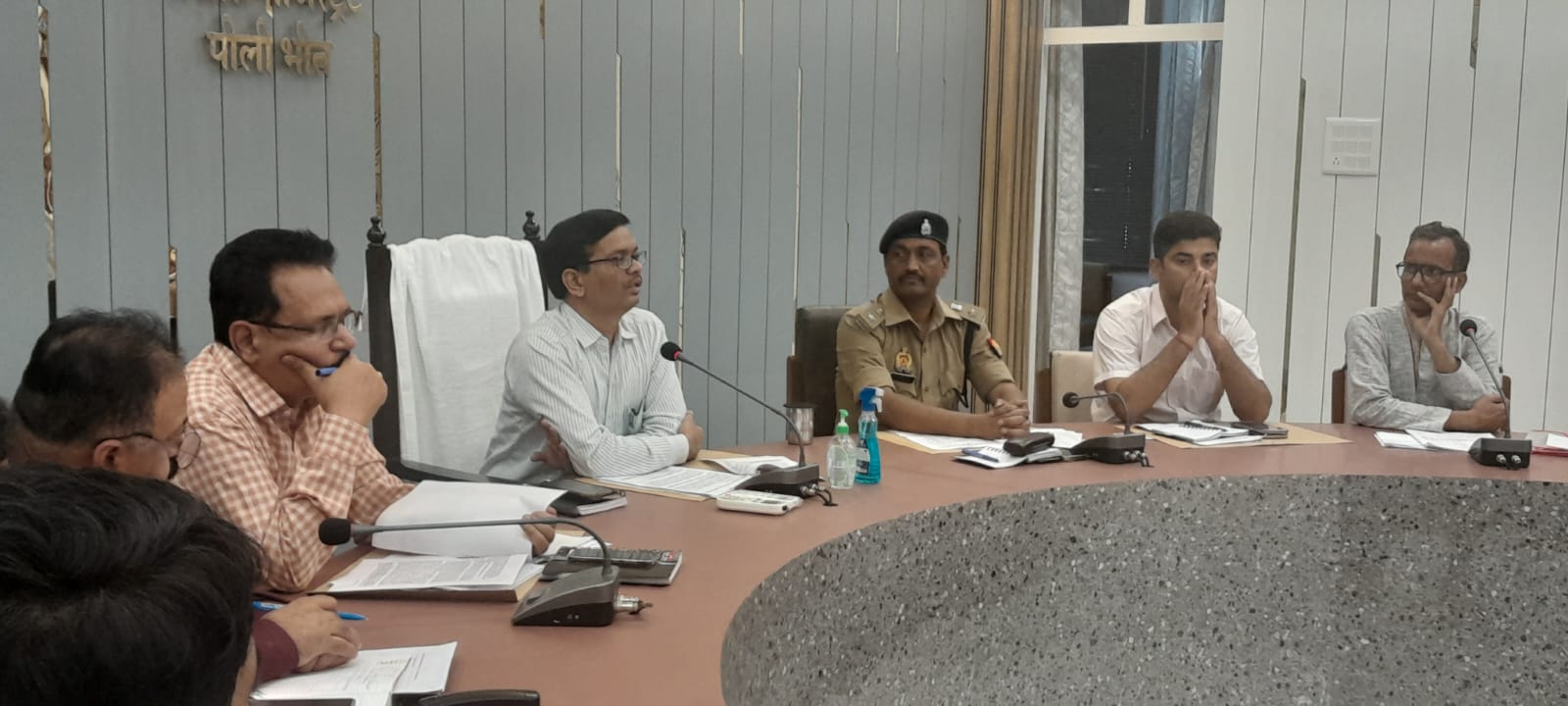 पीलीभीत : नगरीय निकाय सामान्य निर्वाचन को सकुशल सम्पन्न कराने के दृष्टिगत जोनल/सेक्टर मजिस्ट्रेटों के साथ पुलिस लाईन में हुई बैठक सम्पन्न।