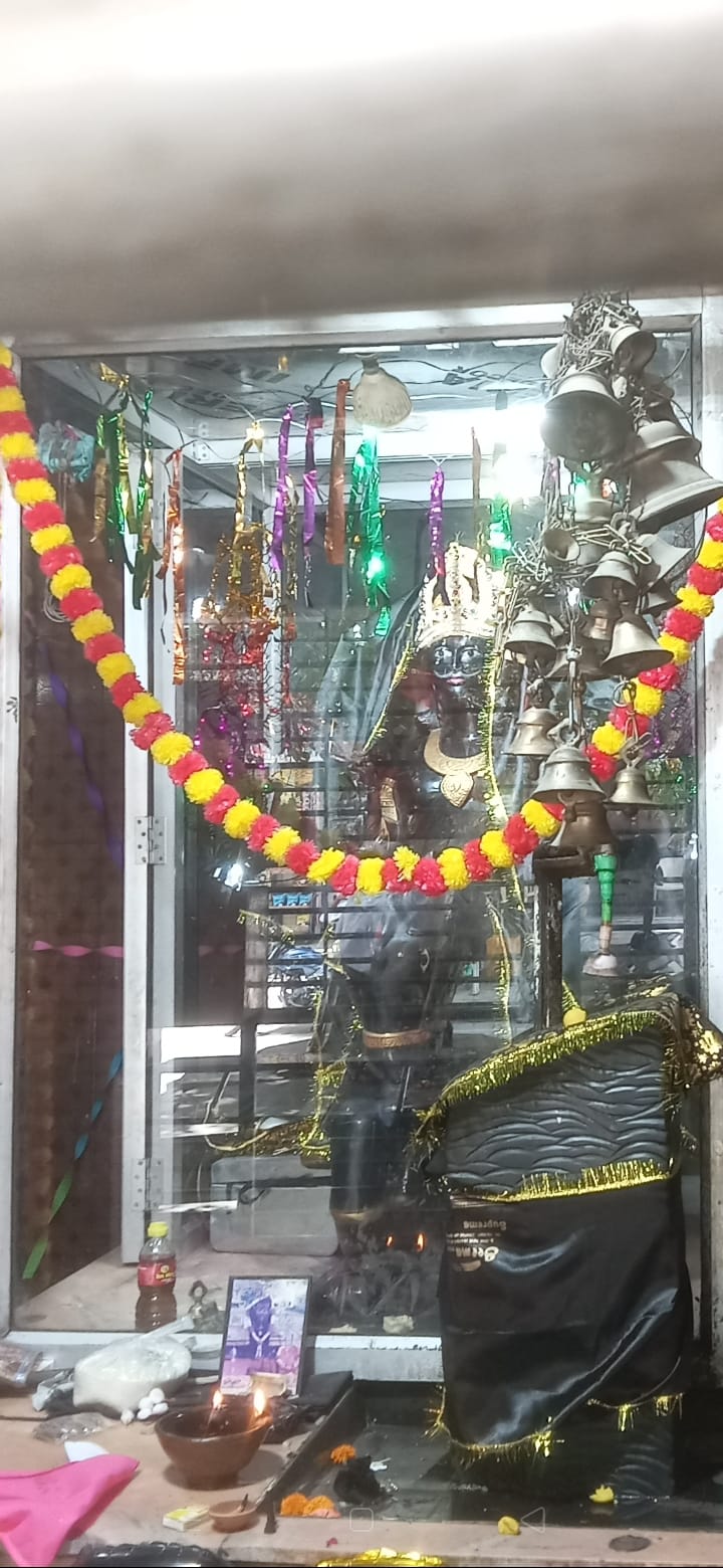 फर्रुखाबाद:भारत माता मंदिर फतेहगढ़ में सूर्यपुत्र शनिदेव महाराज का जन्मोत्सव श्रद्धालुओं ने बड़े धूमधाम से मनाया