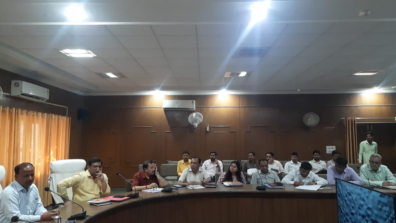 फर्रुखाबाद:कलेक्ट्रेट सभागार में डीएम की अध्यक्षता में  चिकित्सा स्वास्थ्य एवं परिवार कल्याण विभाग की एक बैठक आयोजित हुई