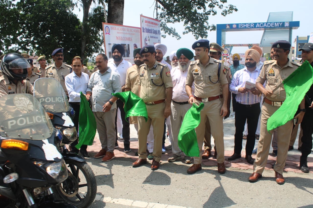 पीलीभीत:मिशन शक्ति एवं साईबर सुरक्षा जागरूकता अभियान के अंतर्गत ईशर अकेडमी स्कूल में आयोजित कार्यक्रम में पुलिस महानिरीक्षक बरेली परिक्षेत्र द्वारा जागरूक अभियान रैली को हरी झंडी दिखाकर रवाना किया गया।