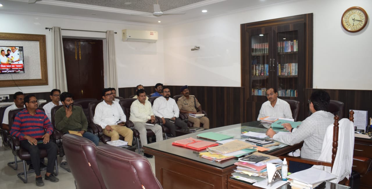 प्रयागराज- जिलाधिकारी की अध्यक्षता में निरंजन पुल विस्तारीकरण के कार्यों की समीक्षा बैठक संपन्न