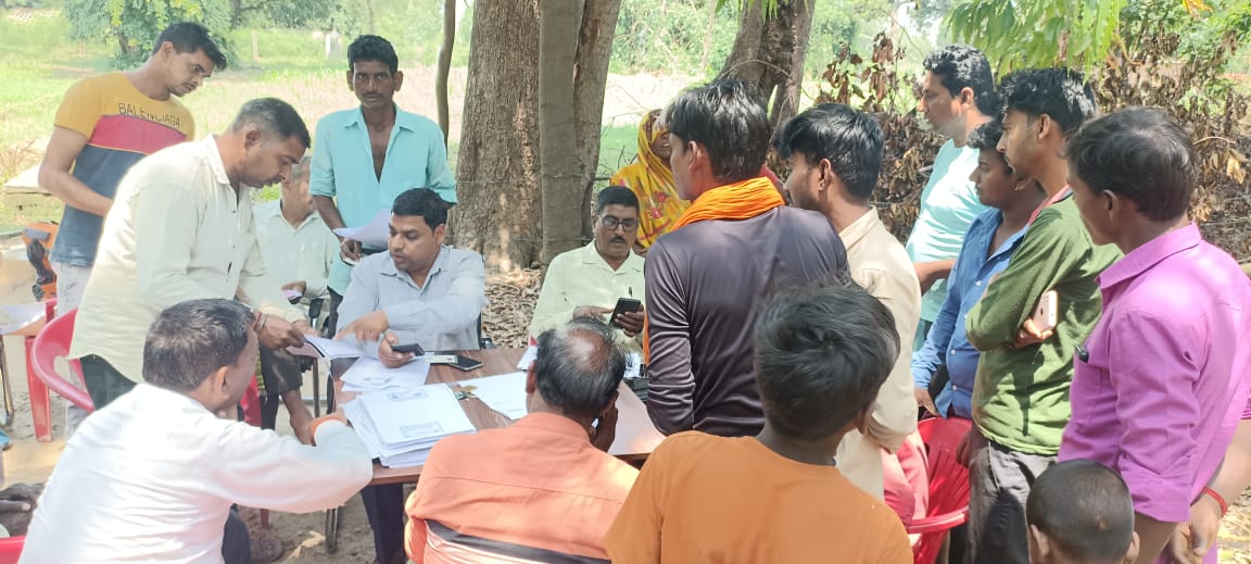 पीलीभीत :कैंप में जनसेवा केंद्र प्रभारी सहित कई कर्मचारियों के न पहुंचने से किसी भी किसान का कोई निस्तारण न होने से दर्जनों किसान बैरंग घर को लौटे।
