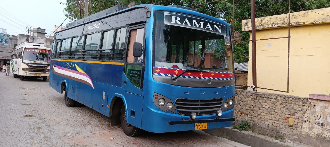 बरेली - प्रशासन के निर्देश पर सिरौली पुलिस ने डग्गामार वाहनों की चैकिंग के दौरान दो बसों को पकड़ा है