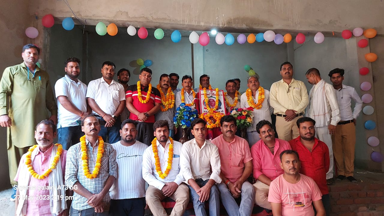 सीतापुर:ग्रामीण पत्रकार एसोसिएशन के संस्थापक स्व. बालेश्वर लाल का जिला कार्यालय पर मनाया गया स्थापना दिवस