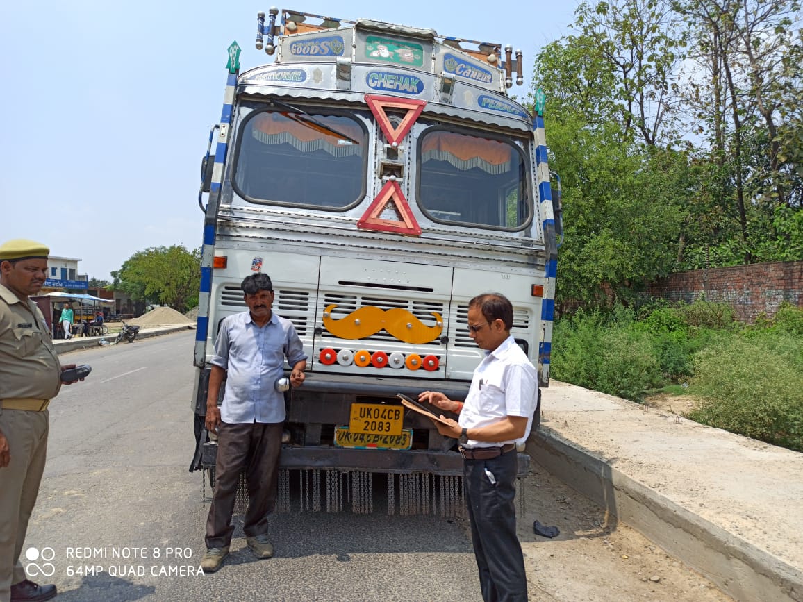 पीलीभीत :परिवहन विभाग द्वारा चलाया गया विशेष चेकिंग अभियान, तीन के विरुद्ध सीज एवं 11 के विरुद्ध चालान की कार्यवाही l