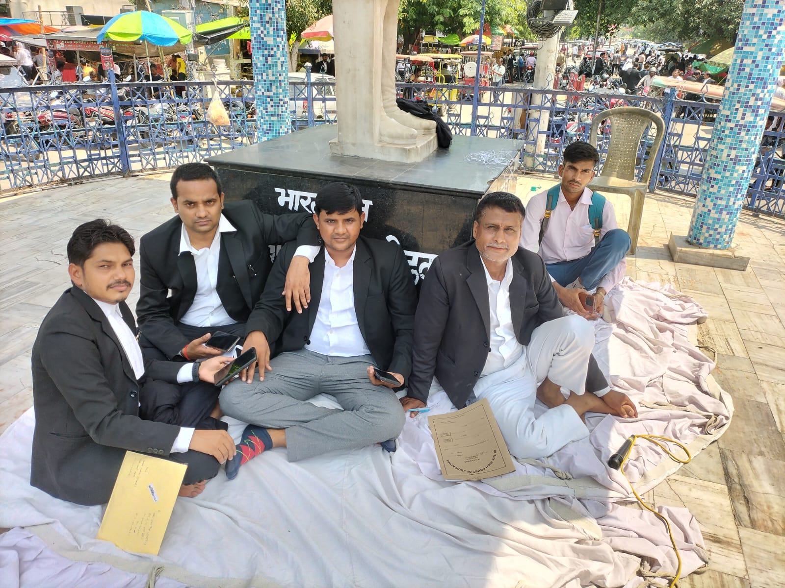 गाजीपुर : अनिश्चितकालीन धरना अधिवक्ताओं के द्वारा किया जा रहा ,प्रशांत सिंह क्रांतिकारी