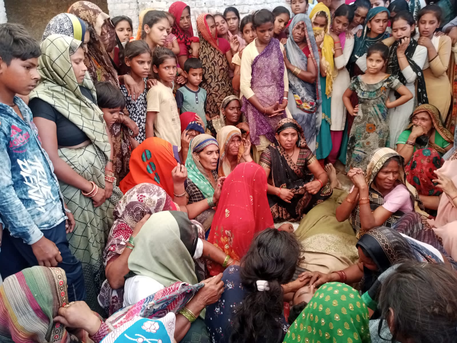 बरेली - गंगा दशहरे पर अलग अलग दो घटनाओं में गंगा में डूबने से 5 श्रद्धालुओं की मौत।