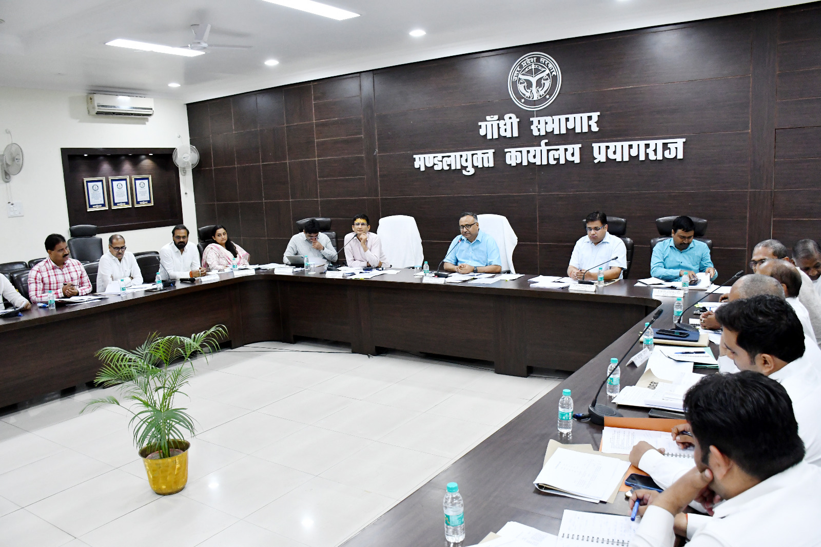 प्रयागराज-अध्यक्ष राजस्व परिषद उत्तर प्रदेश की अध्यक्षता में राजस्व कार्यों की प्रगति के संबंध में मंडलीय समीक्षा बैठक संपन्न